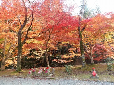 お地蔵様と紅葉2.jpg