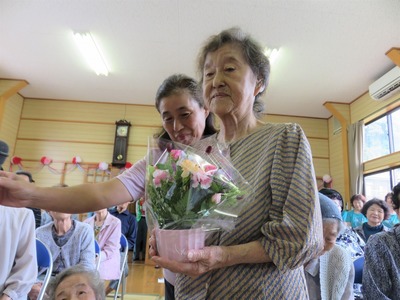 お祝いの花かご88歳伊藤さん.jpg