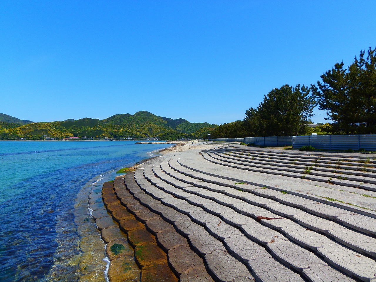 長門市仙崎 青い海 青い空 快晴のさわやか海岸 山口県 長門市 今が旬