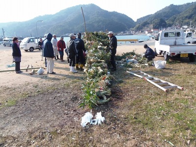 どんどに正月飾り取り付け2.jpg