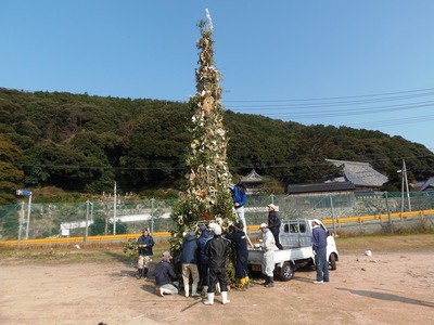 どんどに正月飾り取り付け3.jpg