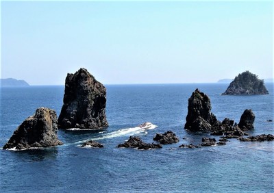 カモメ岩と十六羅漢と青海島観光船.jpg