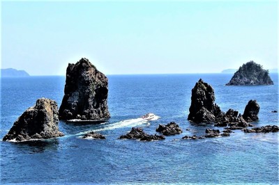 カモメ岩と観光船2.jpg