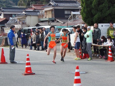 トップ大津緑洋高校陸上部Aタスキ渡し.jpg