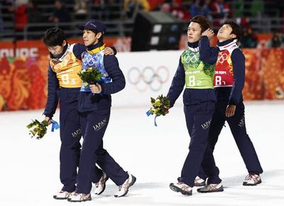 フラワーセレモニーを終えた(左から)伊東、葛西、竹内、清水.jpg