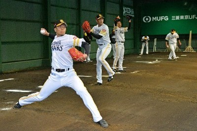 ブルペンで投球練習するＡ組の投手陣。左から千賀、石川、東浜.jpg