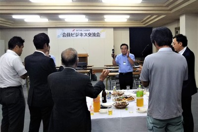 仙崎海産・青村代表の一本締め2.jpg