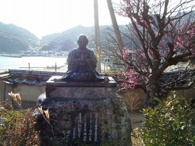 勢至丸様像と紅梅1.jpg