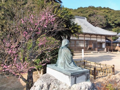 勢至丸様像と紅梅3.jpg