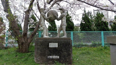 協力の像と桜2.jpg