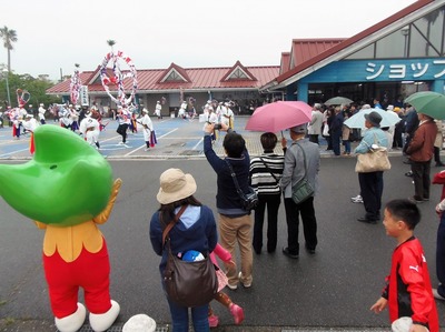 南条踊りを見物.jpg