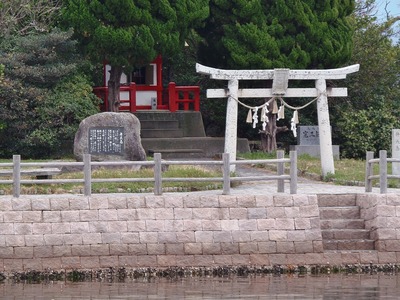 厳島神社と弁天島詩碑.jpg