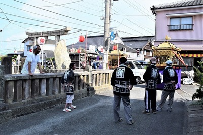 古祇園様前の賑わい.jpg