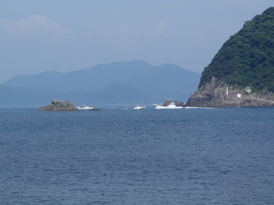 大島灯台と女での岩.jpg