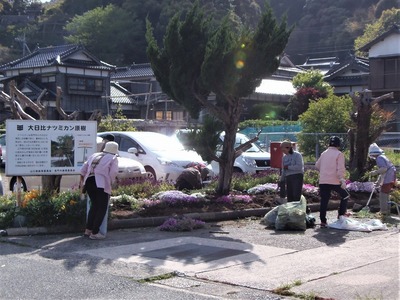 大日比公会堂前花壇整備1.jpg