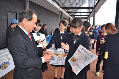 大西市長と大津緑洋高校・日置校舎生徒.jpg