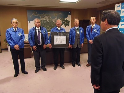 大西市長への受賞報告.jpg