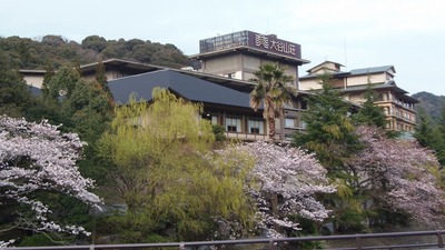 大谷山荘と桜2.jpg
