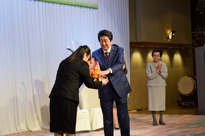 安倍総理への花束贈呈1.jpg