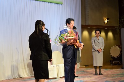 安倍総理への花束贈呈2.jpg