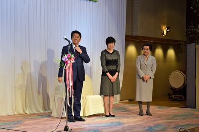 安倍総理・昭恵夫人・総理の母洋子様.jpg