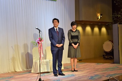安倍総理夫妻登壇.jpg