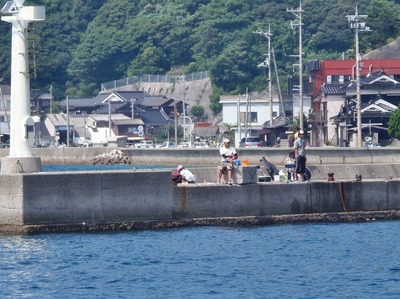 小浦の釣り師2.jpg