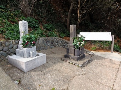 日露兵士の墓と説明板1.jpg