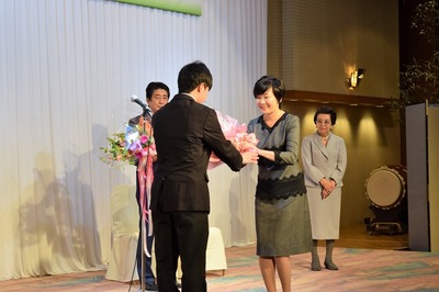 昭恵夫人への花束贈呈.jpg