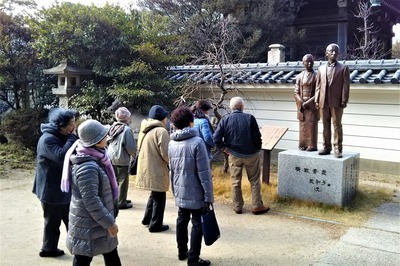 楫取素彦・美和子(ふみ)銅像.jpg