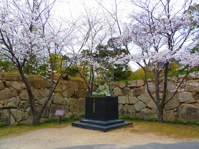 毛利輝元公像と桜2.jpg