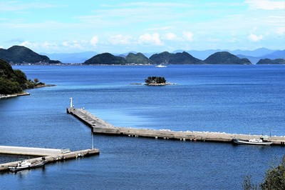 波静かな仙崎湾と弁天島.jpg