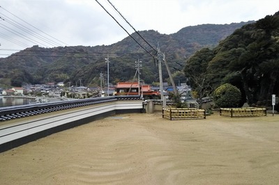 清掃後の境内と大日比の家並み.jpg
