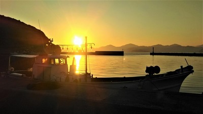漁船と朝日1.jpg