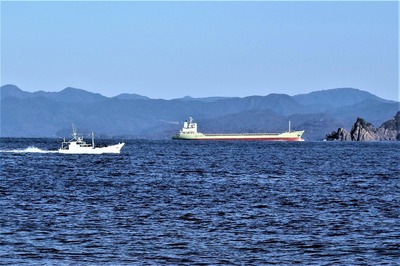 漁船と石灰石運搬船.jpg