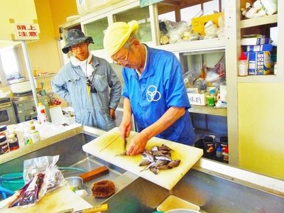 濱野代表魚さばき.jpg