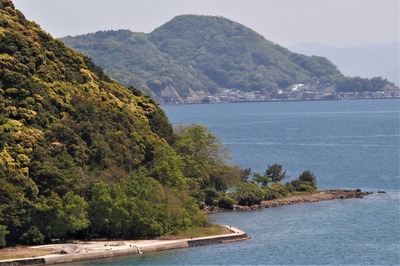 硯岩と塚崎、遠くに通地区.jpg