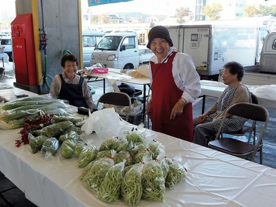 笑顔と野菜.jpg