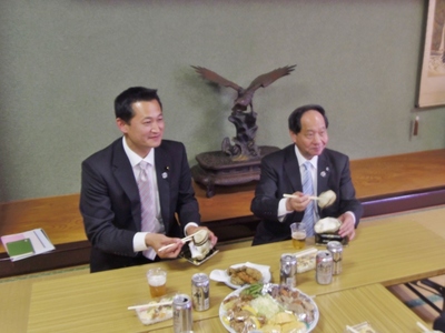 笠本県会議員と大西長門市長.jpg