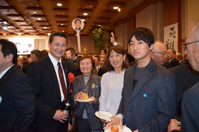 笠本県議会議員と河部さんファミリー.jpg