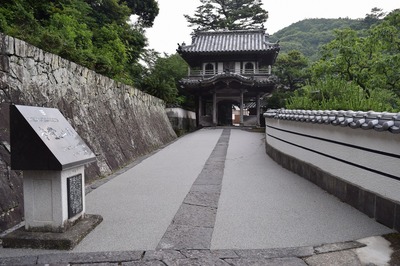 西圓寺参道と山門.jpg