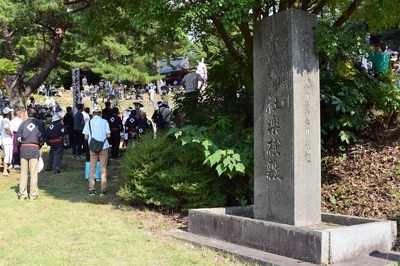 赤崎神社楽桟敷石碑.jpg