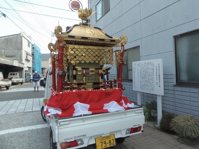 近代捕鯨発祥の地説明板と御神輿.jpg