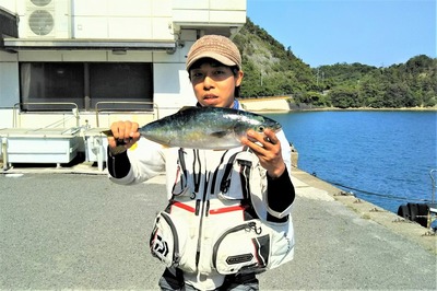 釣り師と55cmヒラソ.jpg