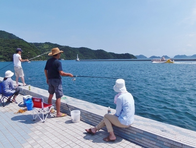 釣り師と青海島観光船.jpg