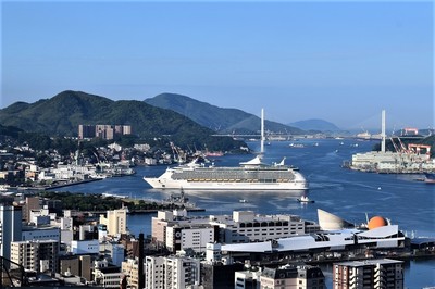 長崎港の巨大クルーズ船1.jpg