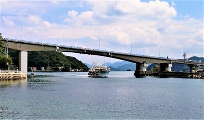 青海大橋と漁船.jpg