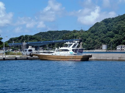 青海大橋と遊漁船・海斗6.8.17.jpg