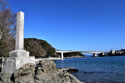 青海島の碑と青海大橋.jpg