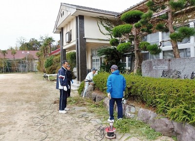 青海島共和国玄関前の植え込みの剪定と草取り.jpg